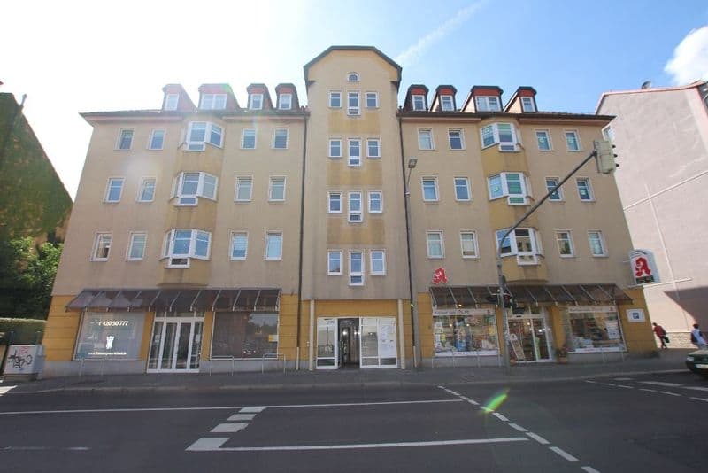 Fünfgeschossiges Wohngebäude mit gelber Fassade, Dieskaustraße in Leipzig-Großzschocher