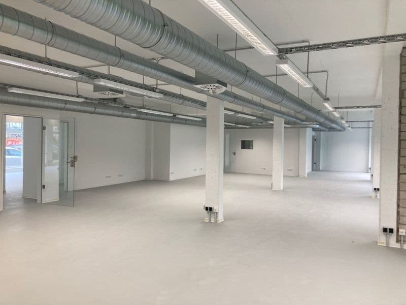 Leerer Gewerberaum mit Betonboden, Stützpfeilern, Engertstraße in Leipzig-Lindenau