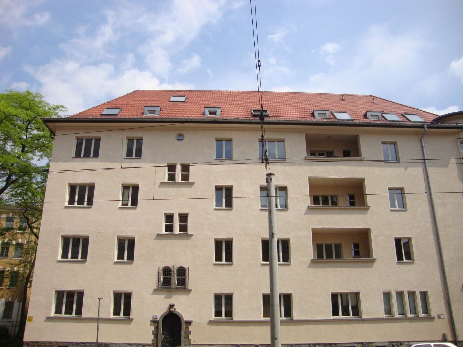 Viergeschossiges Wohngebäude mit Putsfassade, Ziegeldach und Gauben, Gohliser Straße in Leipzig