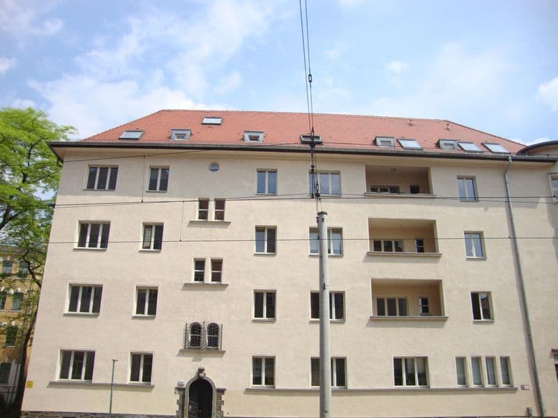 Viergeschossiges Wohngebäude mit beigefarbener Fassade, Ziegeldach und Mansardenfenstern, Gohliser Straße in Leipzig