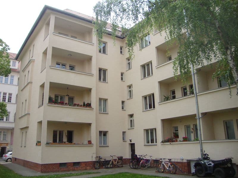 Viergeschossiges Wohnhaus mit Flachziegeldach, heller Putzfassade, Gohliser Straße in Leipzig