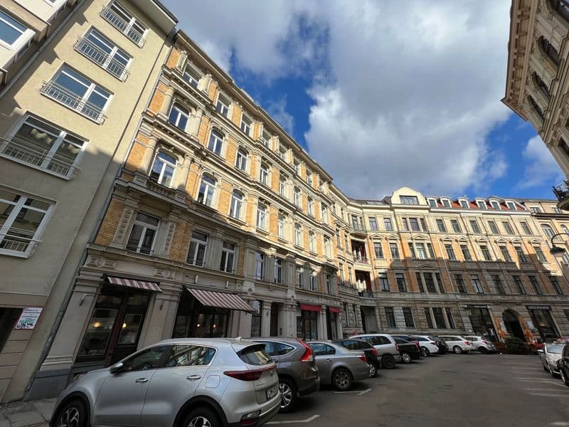Gründerzeitgebäude mit fünf bis sechs Geschossen, gelbe und cremefarbene Fassade, Gottschedstraße in Leipzig
