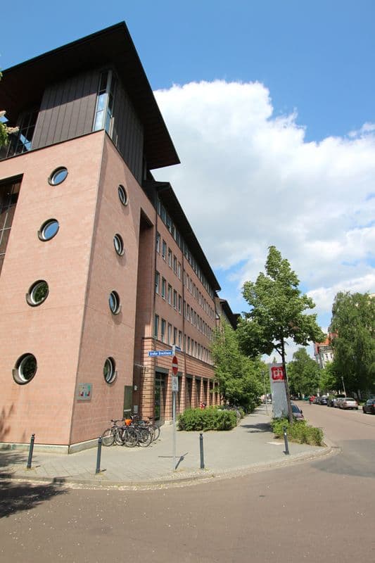 Vier- bis fünfgeschossiges Gebäude mit Backsteinfassade, Großer Brockhaus in Leipzig