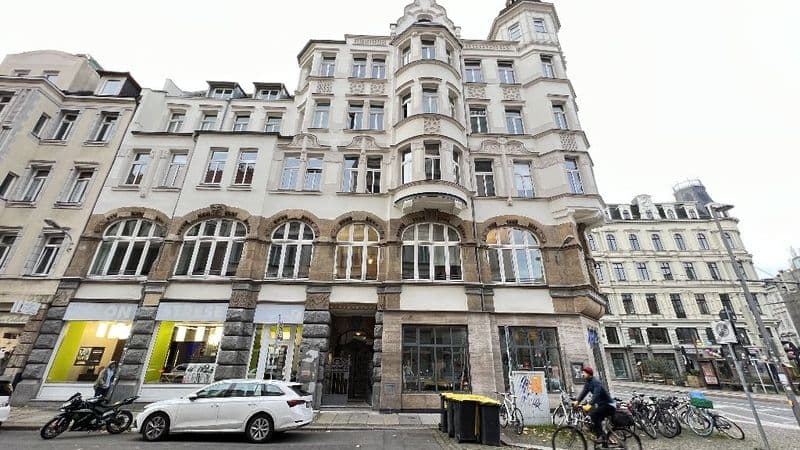 Gründerzeithaus mit fünf Geschossen, Eckturm und Rundbogenfenstern im Erdgeschoss, Härtelstraße in Leipzig