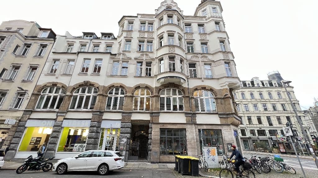 Gründerzeithaus mit fünf Geschossen, Eckturm und Rundbogenfenstern im Erdgeschoss, Härtelstraße in Leipzig
