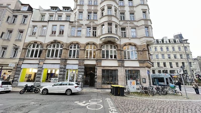 Gründerzeitgebäude mit Ladenzeilen im Erdgeschoss, Bogenfenster, fünfgeschossig mit Mansarddächern, Härtelstraße in Leipzig