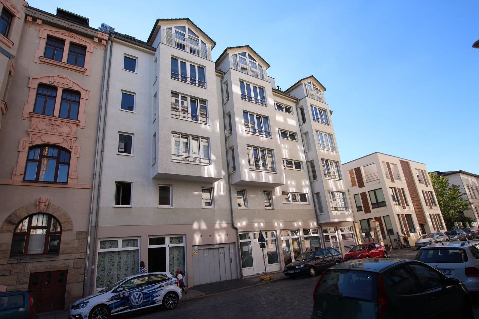 Mehrgeschossige Wohngebäude mit weißer und rosa Fassade, Satteldächer, Hans-Poeche-Straße in Leipzig