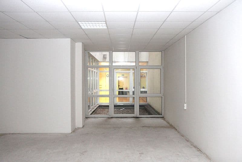 Leerer Ladenraum mit Betonboden, weiße Wände und Decke mit Rasterleuchten, Hans-Poeche-Straße in Leipzig