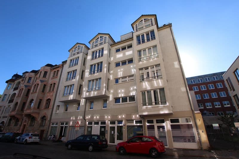Fünfgeschossiges Wohn- und Geschäftshaus mit Mansardendächern, Natursteinfassade, Hans-Poeche-Straße in Leipzig