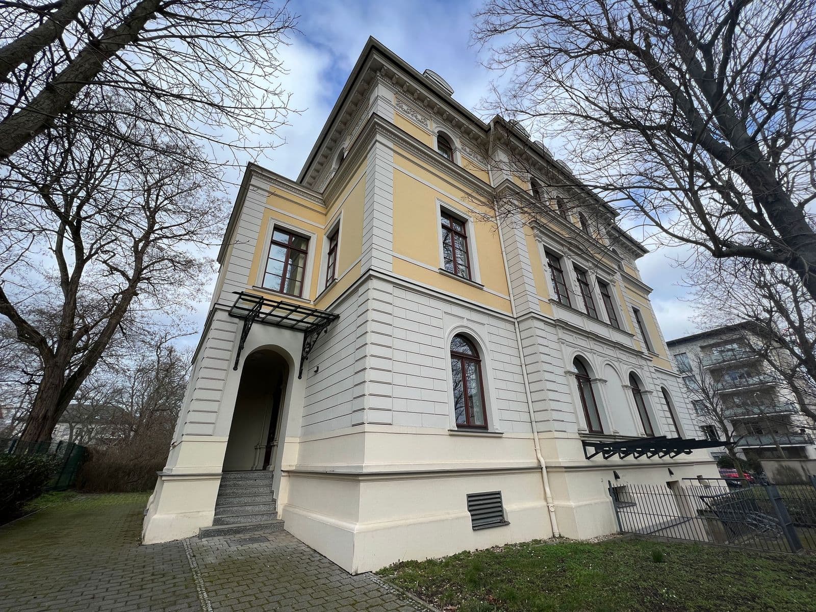 Zweigeschossiges Gründerzeithaus mit Walmdach, cremefarbener Fassade, Inselstr. in Leipzig