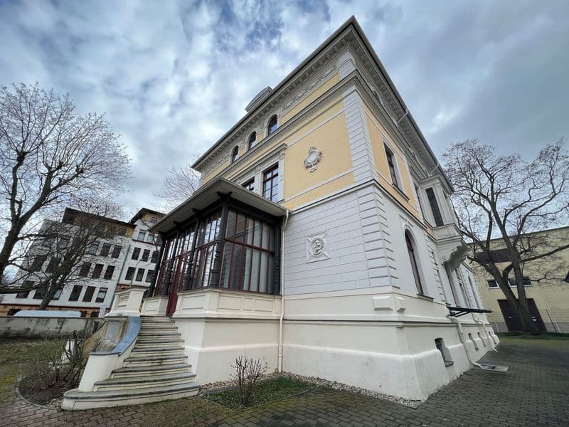 Viergeschossiges Gebäude mit Gelbockerputz und weißer Rustika, Mansarddach, Inselstr. in Leipzig Zentrum-Ost