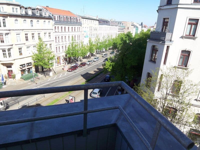 Blick von Balkon auf Straßenfluchten mit vier- bis fünfgeschossigen Gründerzeitbauten, Karl-Liebknecht-Straße in Leipzig