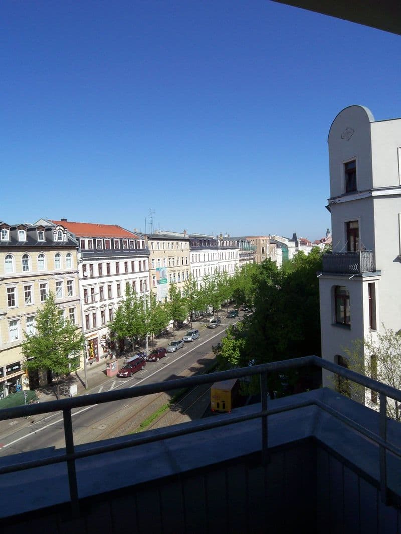 Blick von Balkon auf begrünte Karl-Liebknecht-Straße mit mehrgeschossigen, Karl-Liebknecht-Straße in Leipzig