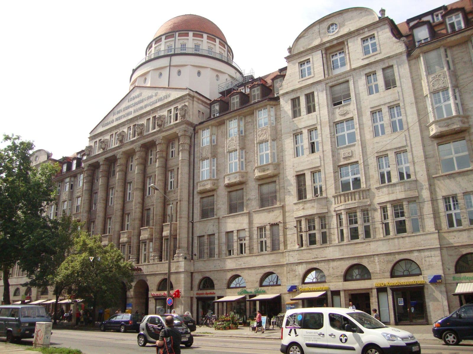 Gründerzeitgebäude mit Kuppel und Mansardendach, Sandsteinfassade, Karl-Liebknecht-Straße in Leipzig