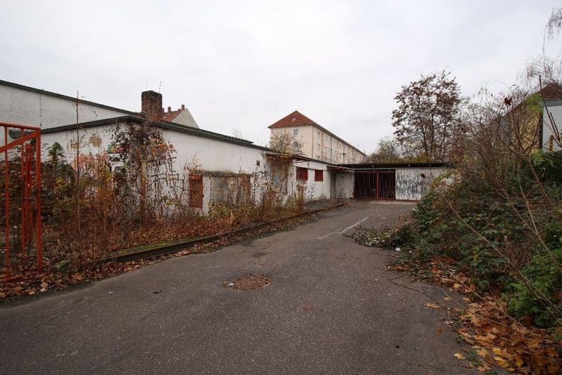 Mehrgeschossiger Industriekomplex mit verwitterter weißer Fassade, Walmdach, Leonhard-Frank-Straße in Leipzig