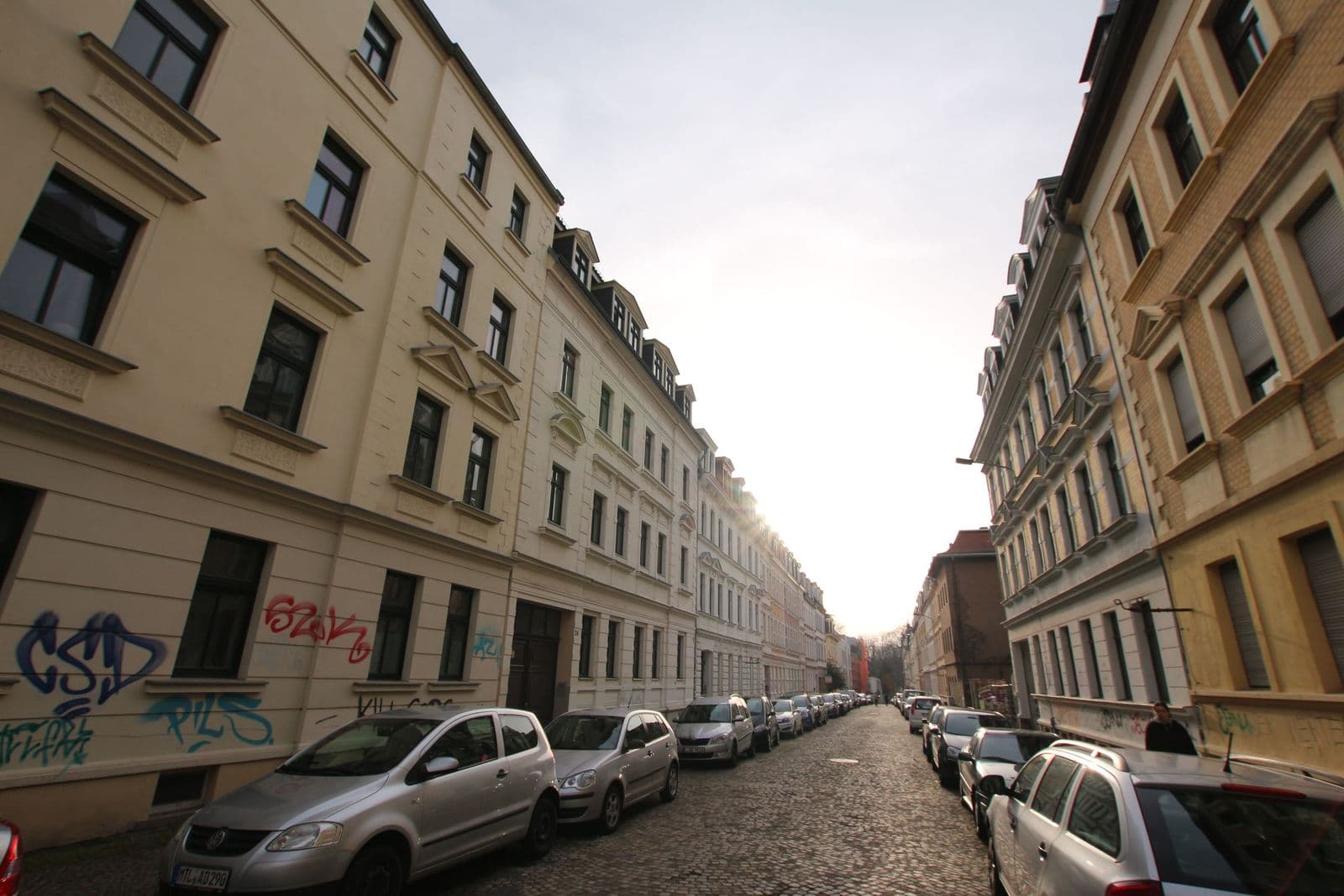 Gründerzeitgebäude mit vier bis fünf Geschossen, Mansarddächer, Fassade in Creme und Gelb, Leopoldstraße in Leipzig-Connewitz