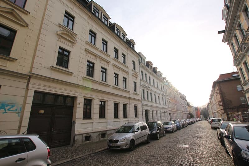 Fünfgeschossiges Gründerzeithaus mit Mansardendach und Rustika-Fassade, Leopoldstraße in Leipzig-Connewitz