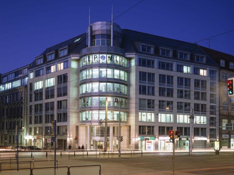 Modernes Geschäftshaus mit geschwungener Eckfassade, Glasfront und beleuchtetem Dachaufsatz, Löhrstraße in Leipzig