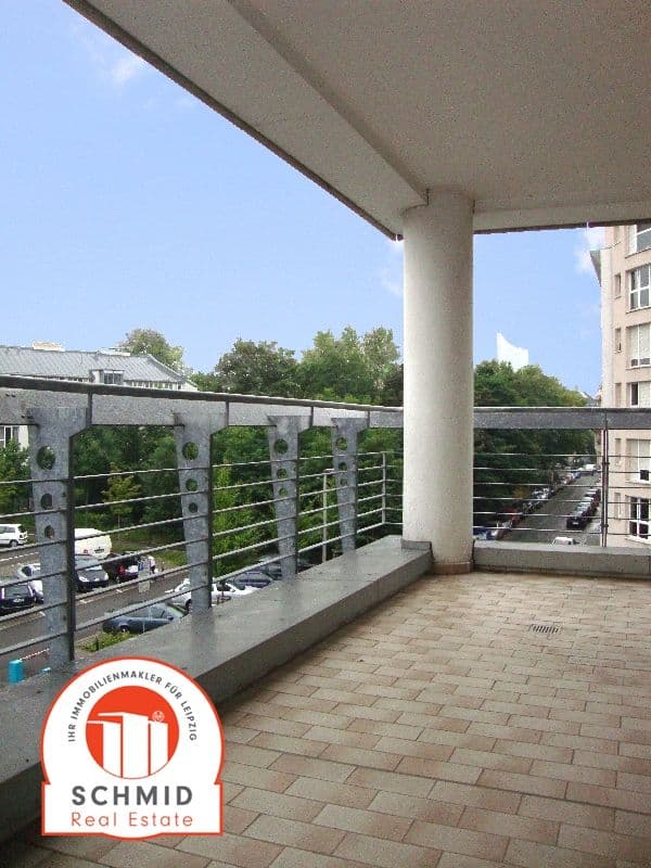 Balkon mit Betonbrüstung und Edelstahlgeländer, Terrakotta-Belag, Ludwig-Erhard-Straße in Leipzig