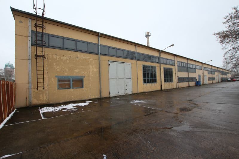 Langgestrecktes Industriegebäude mit gelber Fassade, Ludwig-Hupfeld-Straße in Leipzig-Leutzsch
