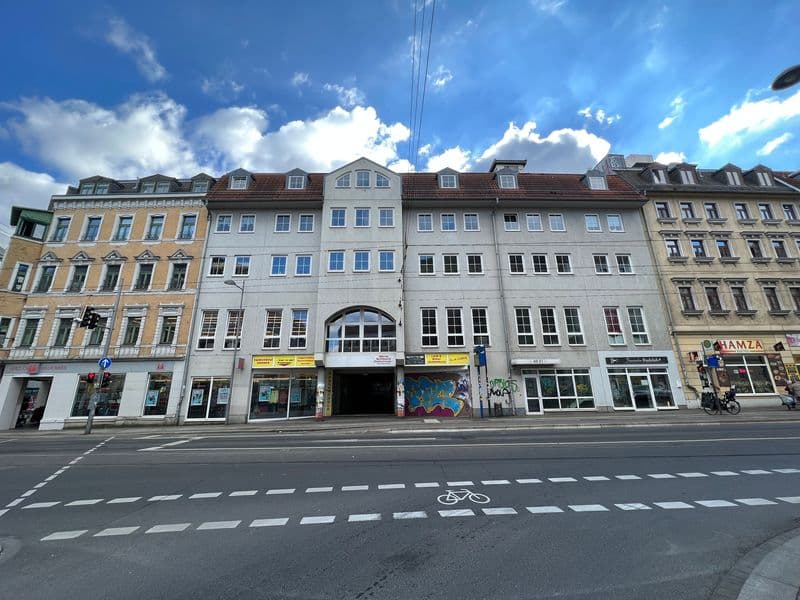 Mehrgeschossige Wohngebäude mit Einzelhandelsflächen im Erdgeschoss, Mansarddächer, Lützner Straße in Leipzig