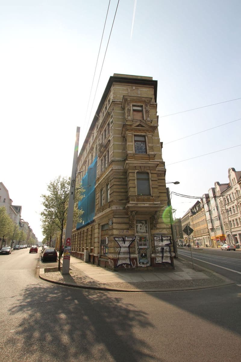 Fünfgeschossiges Eckhaus mit Sandsteinfassade und Rustika-Gliederung, Flachdach, Erdgeschoss mit Ladenfront