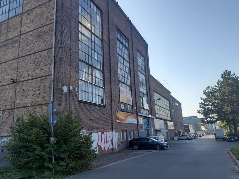 Backsteingebäude mit großflächigen Sprossenfenstern, flaches Dach, Maximilianallee in Leipzig-Eutritzsch