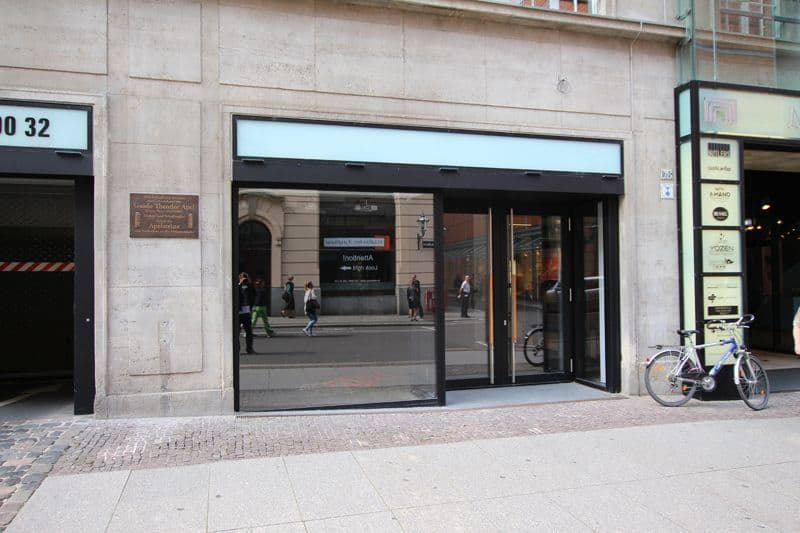 Leere Ladenlokal-Fassade mit großflächigen Glasfenstern und Glastür, heller Natursteinsockel, Neumarkt in Leipzig