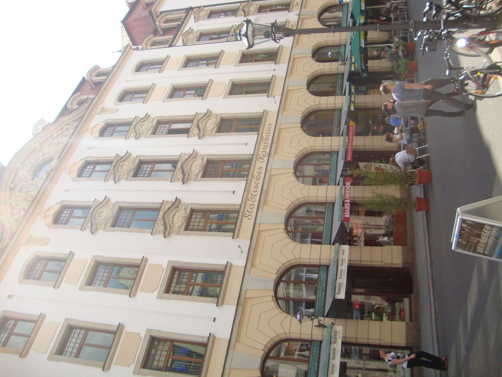 Siebengeschossiges Gründerzeithaus mit Sandsteinfassade, Erker und regelmäßigen Fensterreihen, Neumarkt in Leipzig