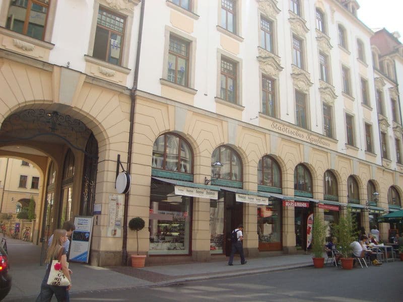 Gründerzeitfassade mit fünf Geschossen, Segmentbögen im Erdgeschoss, Rustizierung, Einzelhandelsnutzung, Neumarkt in Leipzig