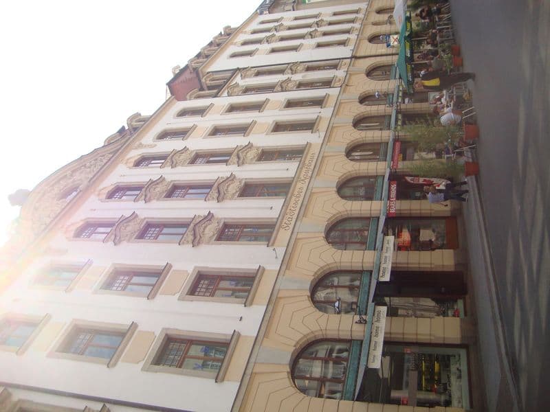 Mehrstöckiges Gründerzeithaus mit Sandsteinfassade, regelmäßigen Fensterreihen und Ziererkern, Neumarkt in Leipzig-Zentrum