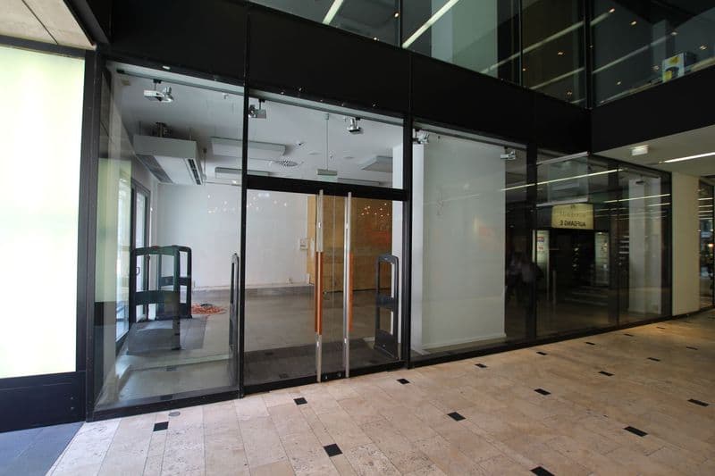 Leere Gewerbefläche mit Glasschiebetüren, hellen Decken und Fliesenboden, Neumarkt in Leipzig