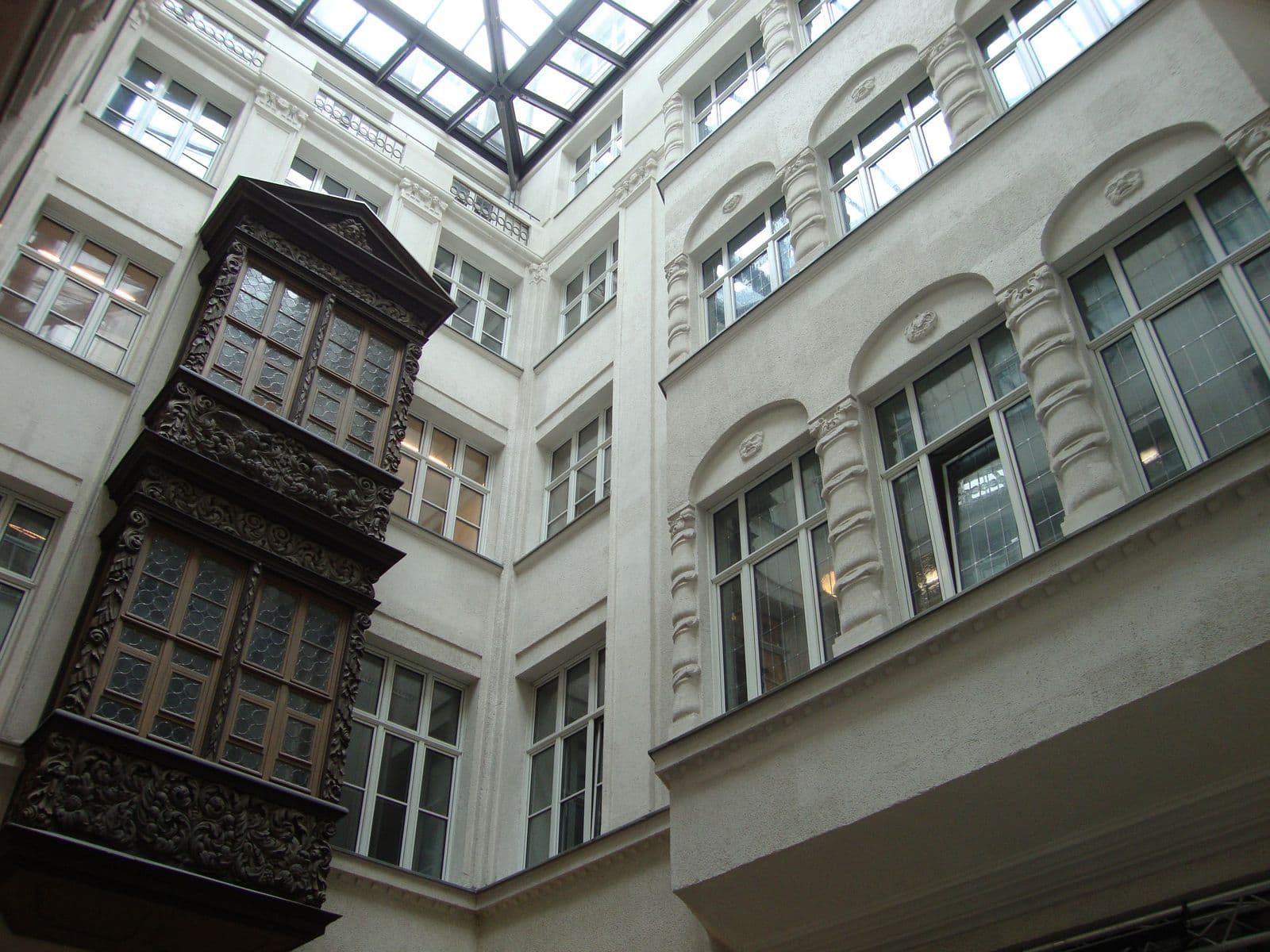 Innenhof mit vier- bis fünfgeschossigen Gründerzeitbauten, verputzte Fassaden, Petersstraße in Leipzig