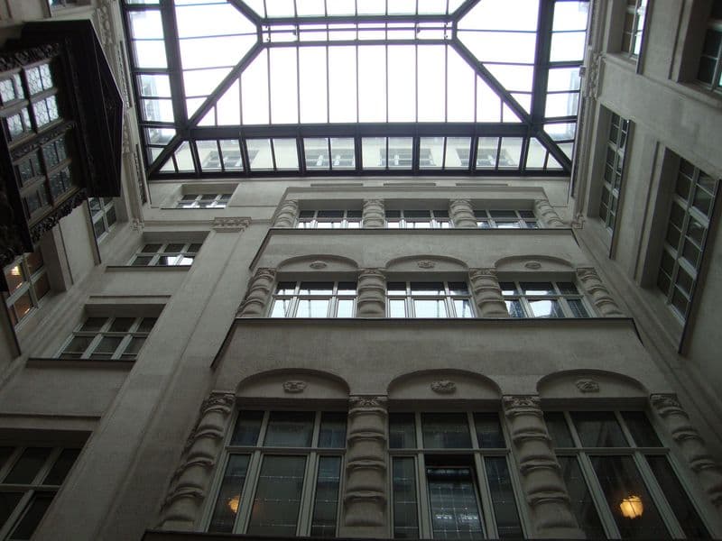 Innenhof eines mehrstöckigen Gründerzeitgebäudes mit Sandsteinfassade, Petersstraße in Leipzig