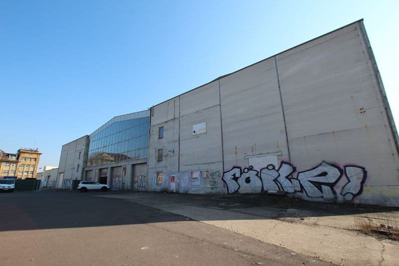 Gewerbehalle mit heller Metallverkleidung und Glaselementen, teilweise mit Graffiti, Riesaer Straße in Leipzig-Engelsdorf