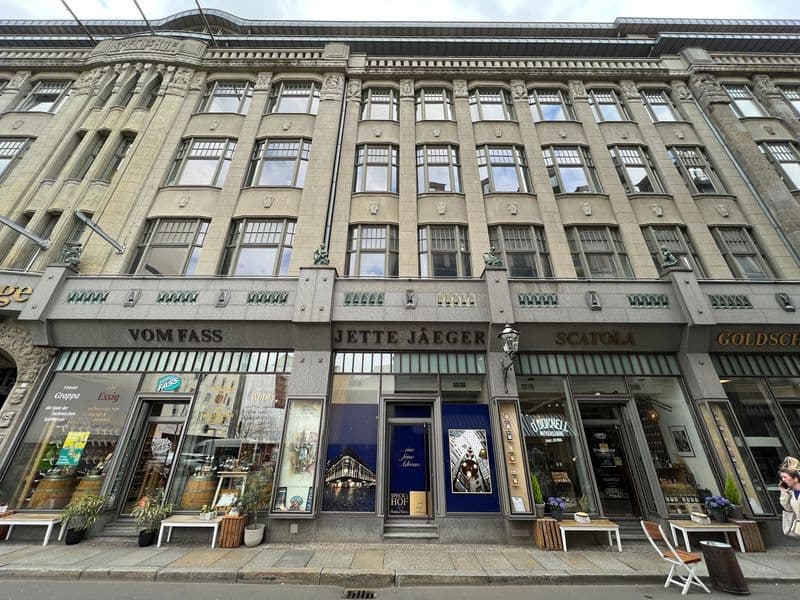 Gründerzeitfassade mit fünf Geschossen, Natursteinfassade, Rundbogenfenster, Schuhmachergäßchen in Leipzig