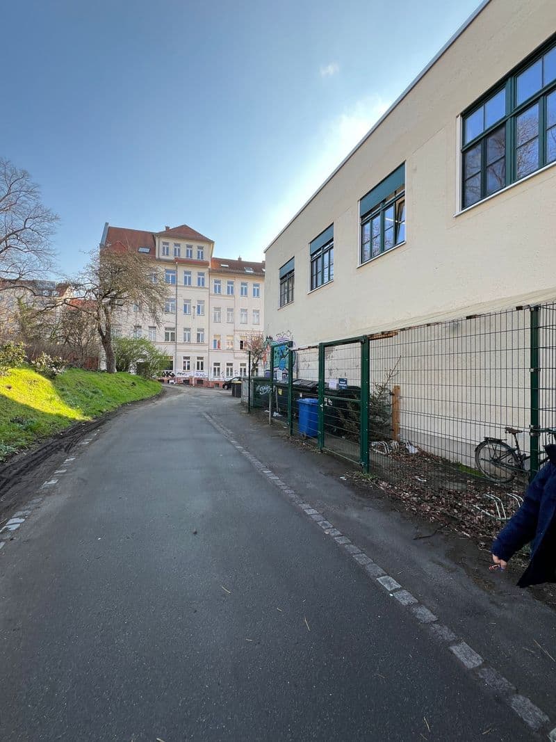 Moderner Gewerbebau mit heller Putzfassade und großen Fensterreihen, Simildenstraße in Leipzig-Connewitz