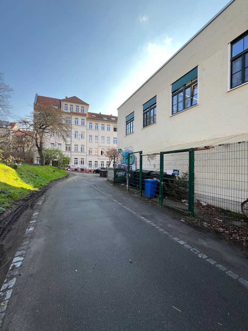Moderner zweigeschossiger Gewerbebau mit Putzfassade und großflächigen Fenstern, Simildenstraße in Leipzig-Connewitz