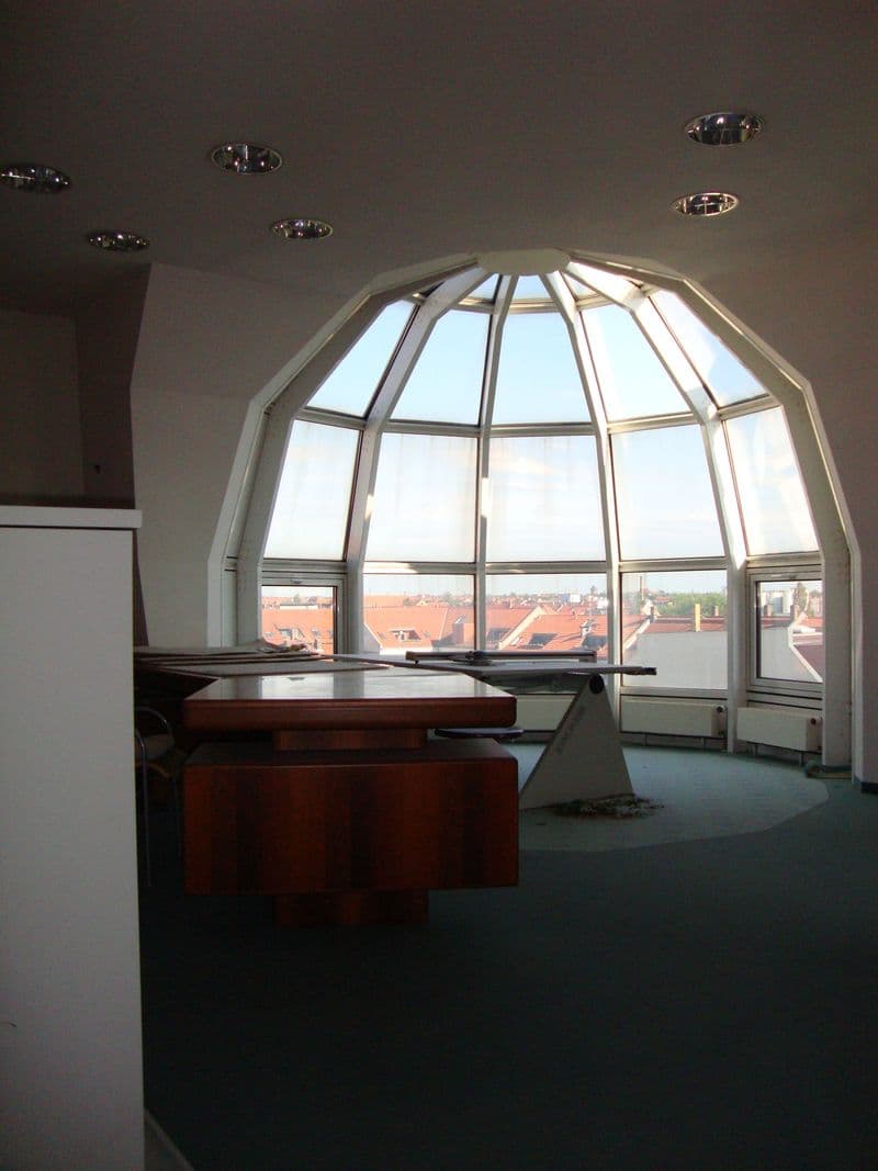 Rundraum mit großem Kuppelfenster, Holzmöbeln und Blick auf Dächer, Täubchenweg in Leipzig