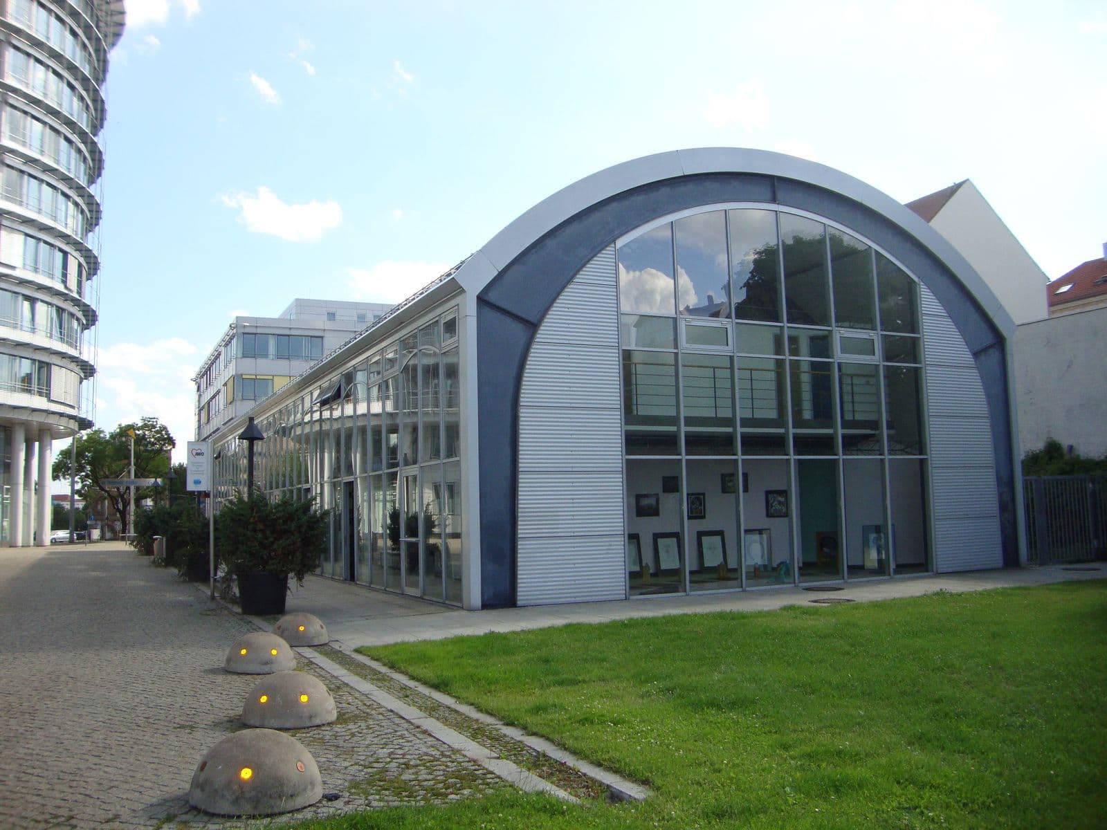 Modernes Gewerbegebäude mit gewölbter Metallfassade und großflächigen Verglasungen, Torgauer Platz in Leipzig-Volkmarsdorf