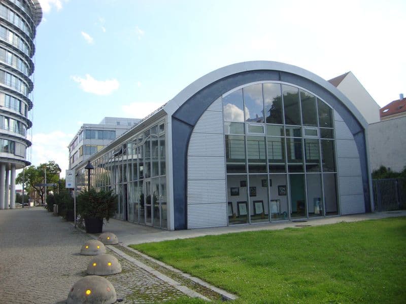 Modernes Gewerbeobjekt mit Bogendach, Aluminium- und Glaspflegefassade, Torgauer Platz in Leipzig-Volkmarsdorf