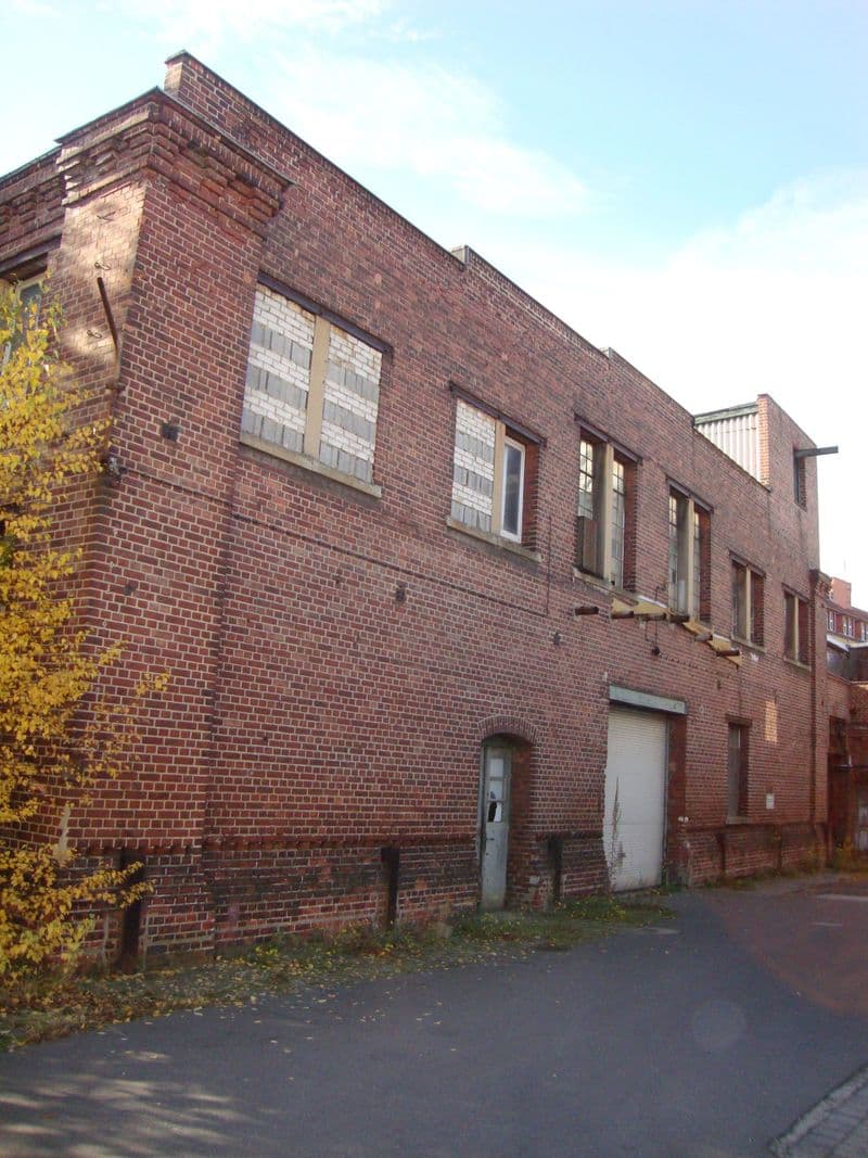 Zweigeschossiges Backsteingebäude mit Satteldach, große Fenster im Obergeschoss, Torgauer Straße in Leipzig-Schönefeld-Ost