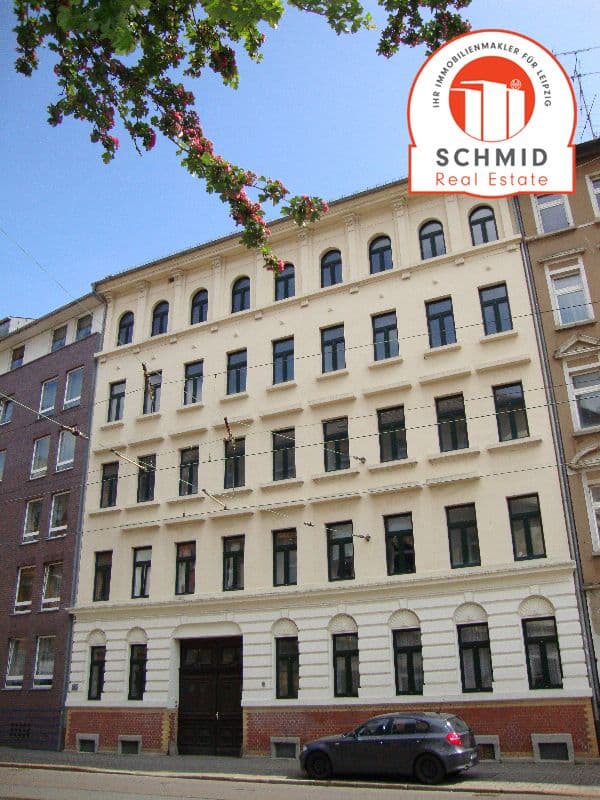 Fünfgeschossiges Gründerzeithaus mit beiger Putzfassade, regelmäßiger Fensterreihe, Torgauer Straße in Leipzig