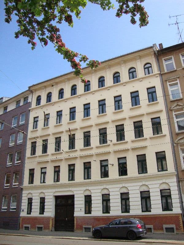 Fünfgeschossiges Gründerzeithaus mit Backsteinsockel und Stuckfassade, Torgauer Straße in Leipzig-Schönefeld-Ost