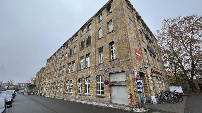 Viergeschossiges Backsteingebäude mit regelmäßigen Fensterreihen, Erdgeschoss teilweise verglast, Waldbaurstraße in Leipzig