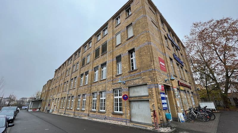 Vier-Geschosser mit Ziegelfassade und regelmäßigen Fensterreihen, Waldbaurstraße in Leipzig-Schönefeld-Ost
