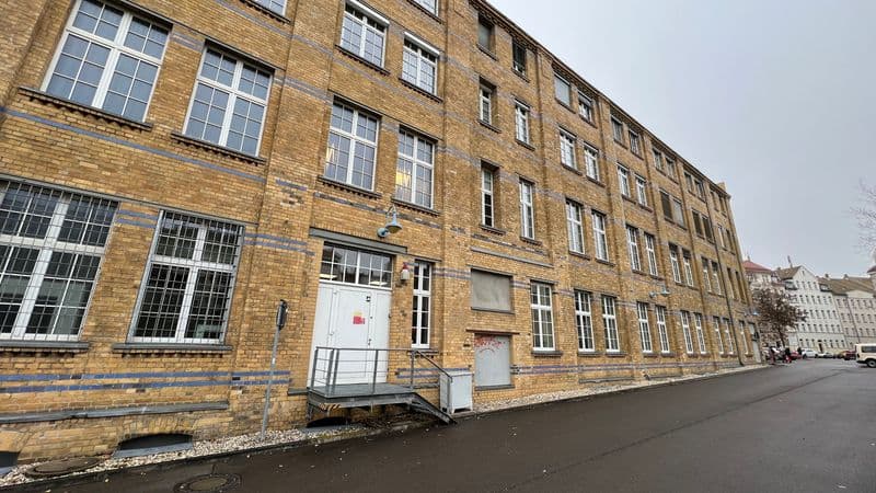 Vierstöckiges Backsteingebäude mit rechteckigen Fensterreihen, erhaltene Industriearchitektur, Waldbaurstraße in Leipzig