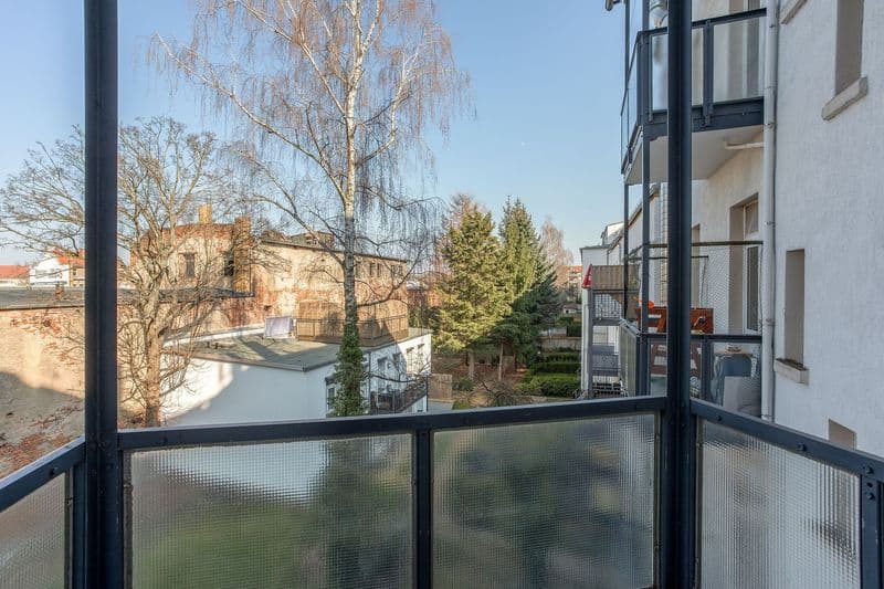 Blick von Balkon mit schwarzem Metallgeländer auf Nachbargebäude, Wittenberger Straße in Leipzig-Eutritzsch