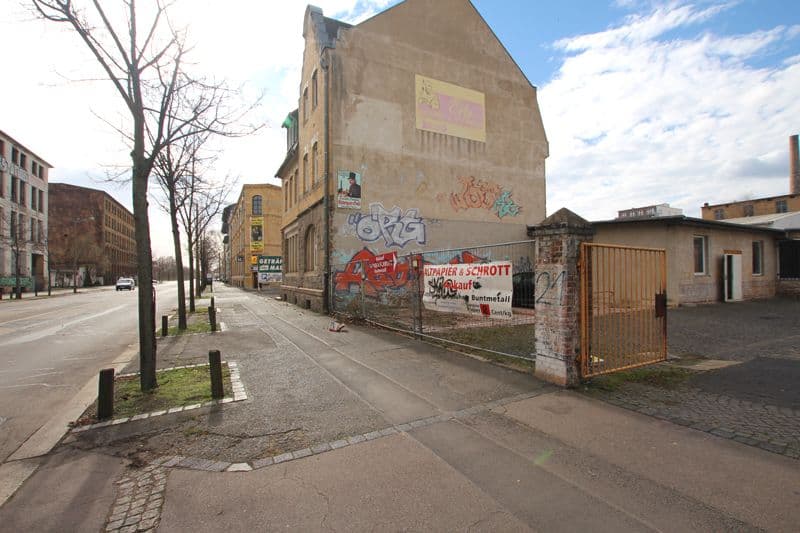 Mehrstöckiges Gewerbegebäude mit Putzfassade und Graffiti, Satteldach, Wittenberger Straße in Leipzig-Eutritzsch