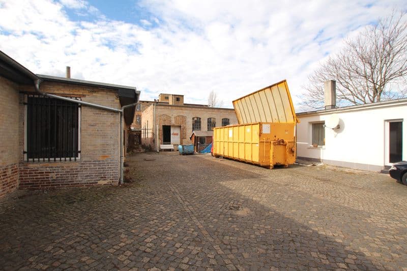 Hofbereich mit Backsteinfassaden, gelben Großcontainern, Wittenberger Straße in Leipzig-Eutritzsch